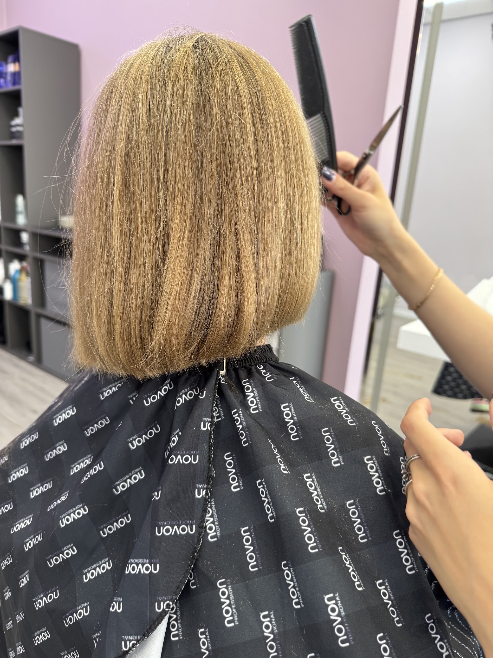 Een blonde bob wordt geknipt