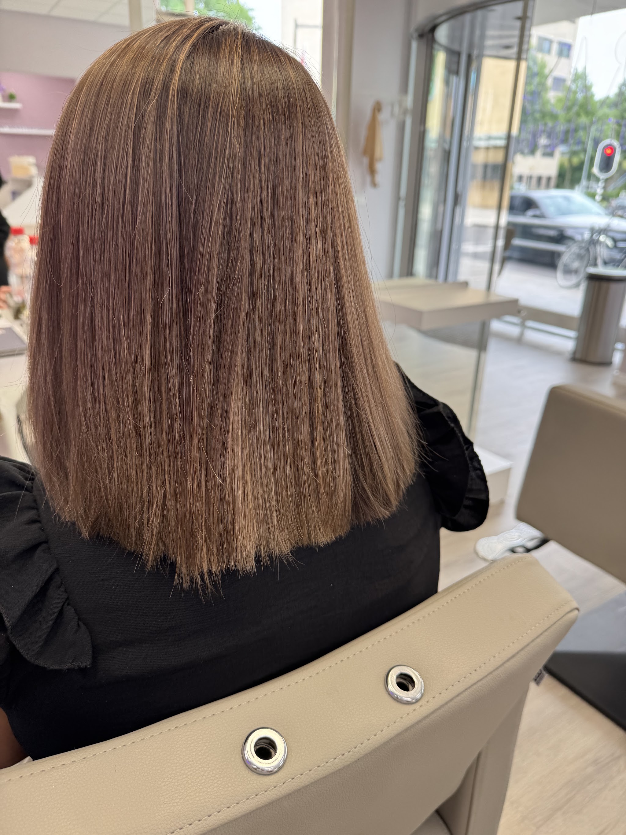 Bruin halflang haar, strak geknipt