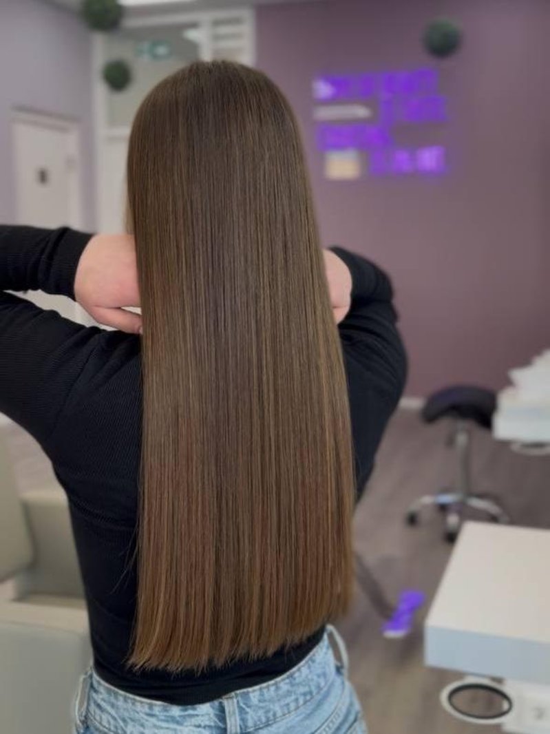 Lang, glad haar na een behandeling in de salon