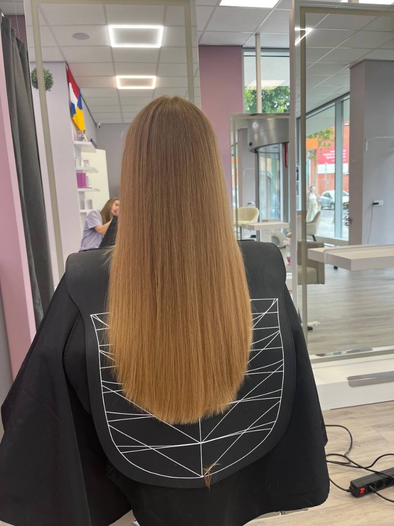 Lang, steil blond haar