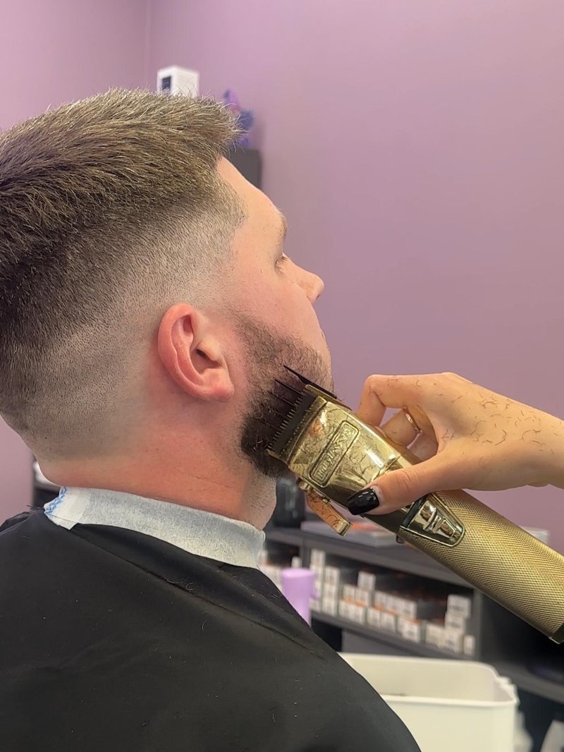 Herenknipbeurt met fade en getrimde baard