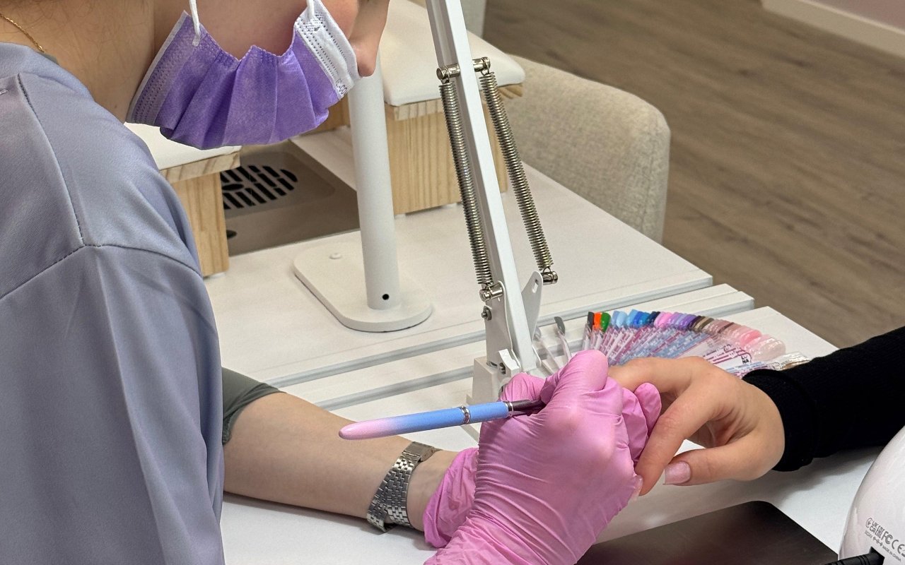 De nagelstyliste aan het werk