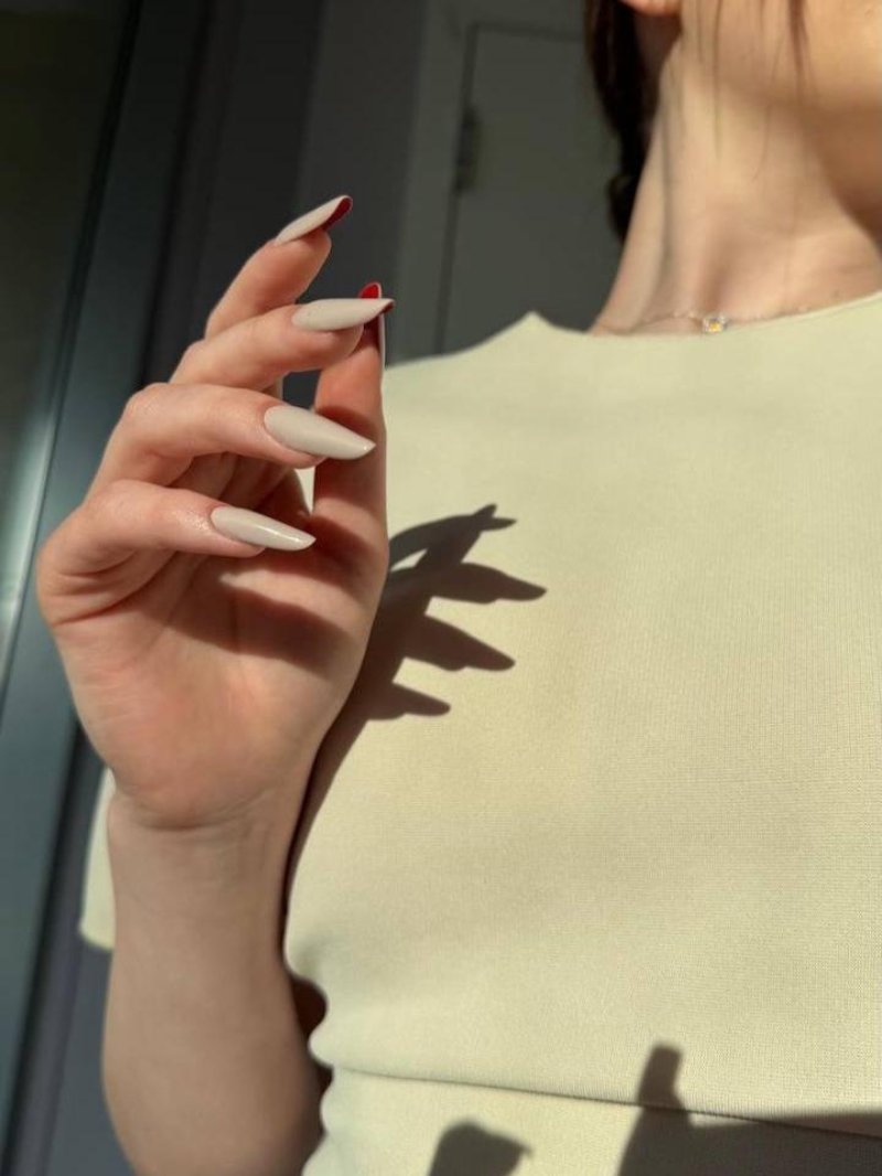 Lange nude amandelnagels