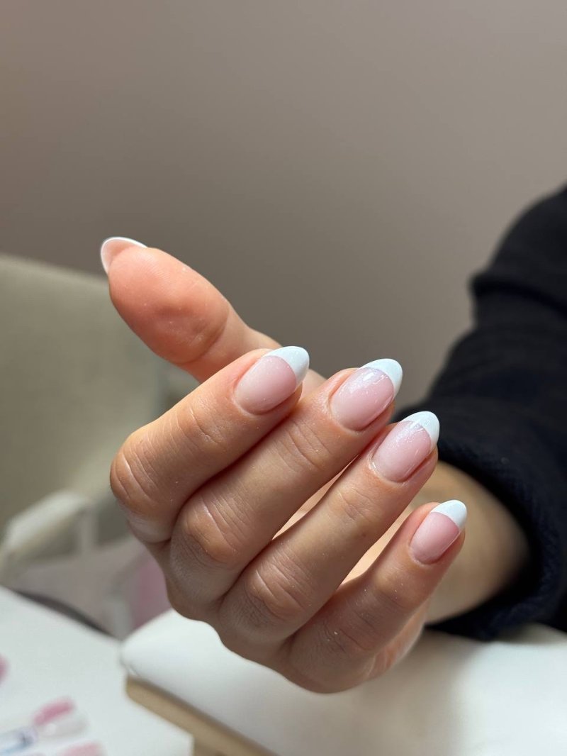 Nagels met een verloop van nude naar wit