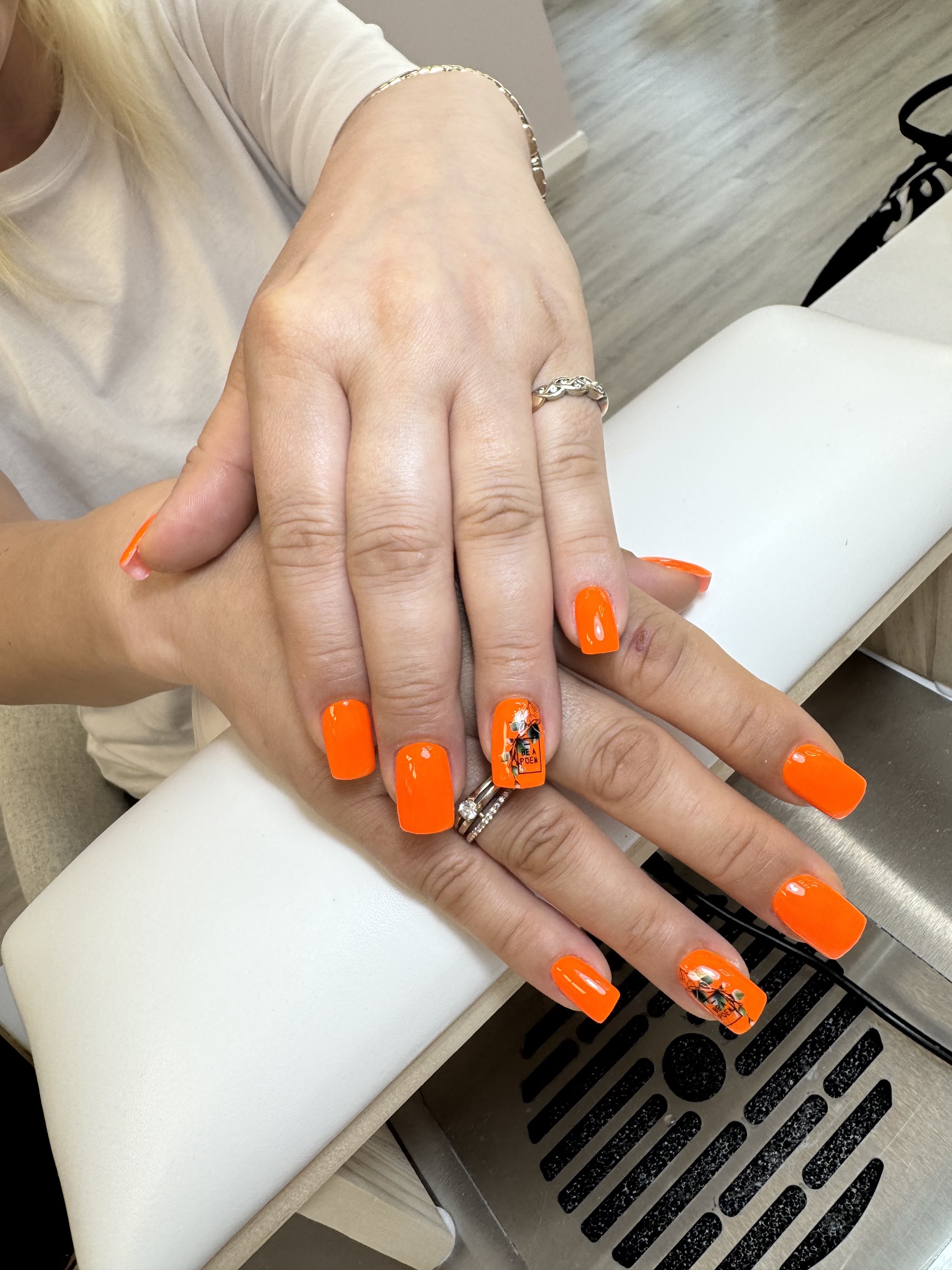 Oranje gellak met nail art