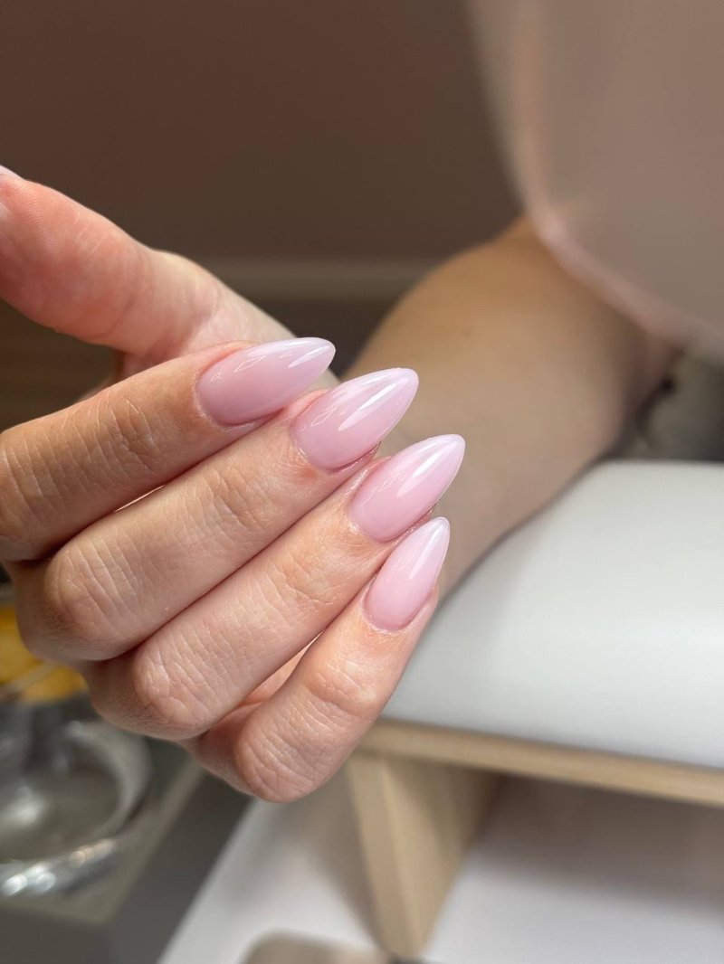 Roze amandelnagels met verloop