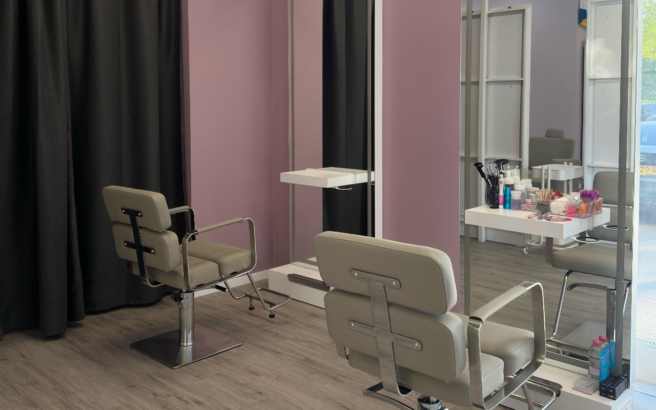 Kappersstoelen voor de spiegel
