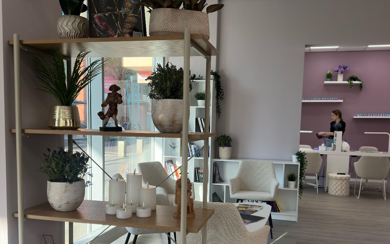 Een open kast met planten en producten