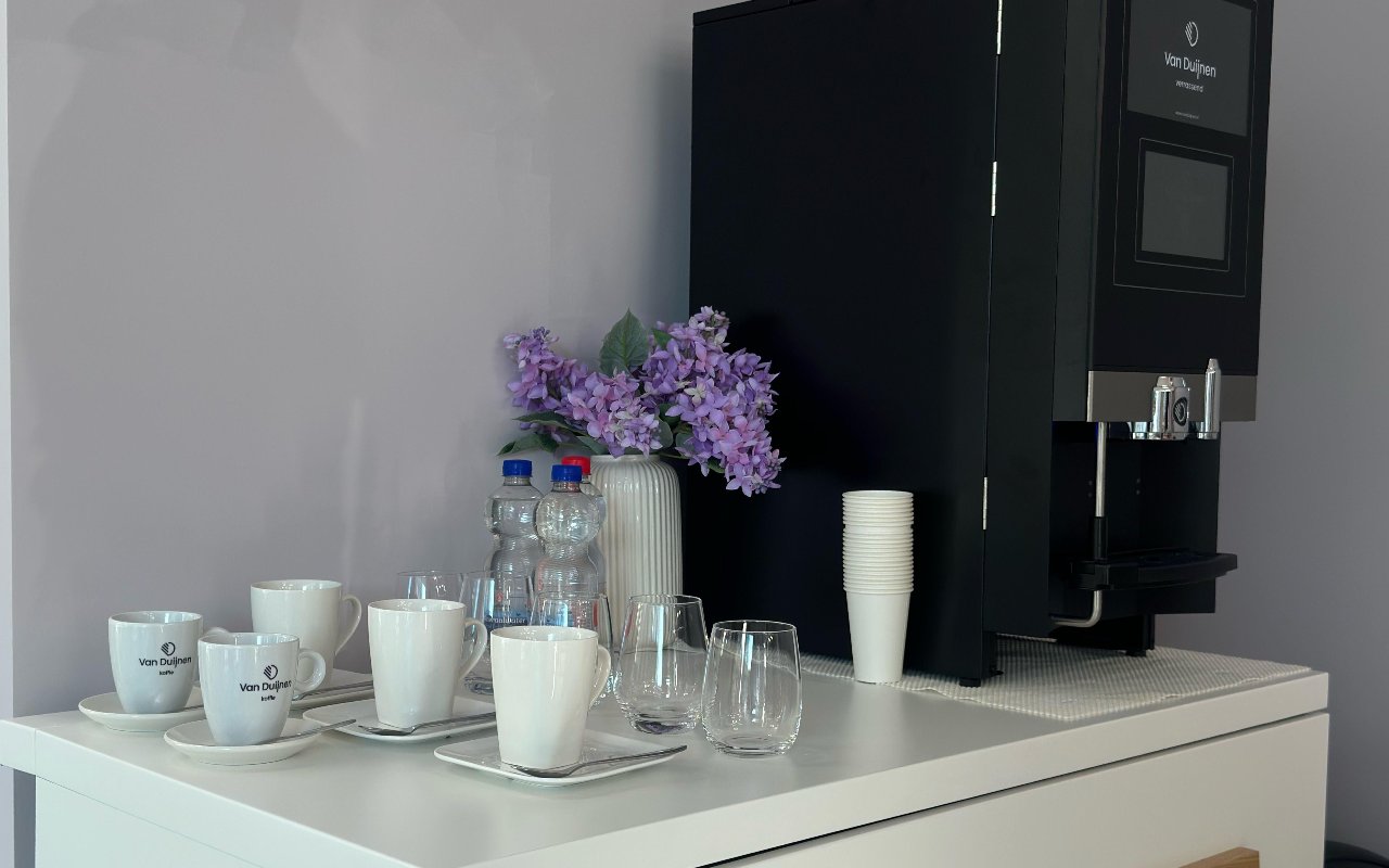 De koffiehoek in de salon, met kopjes en lila bloemen