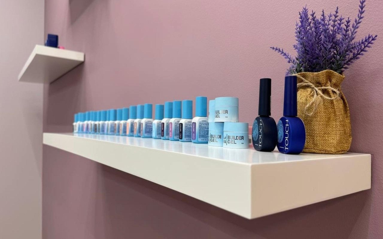 Een plank met nagellak en lavendel