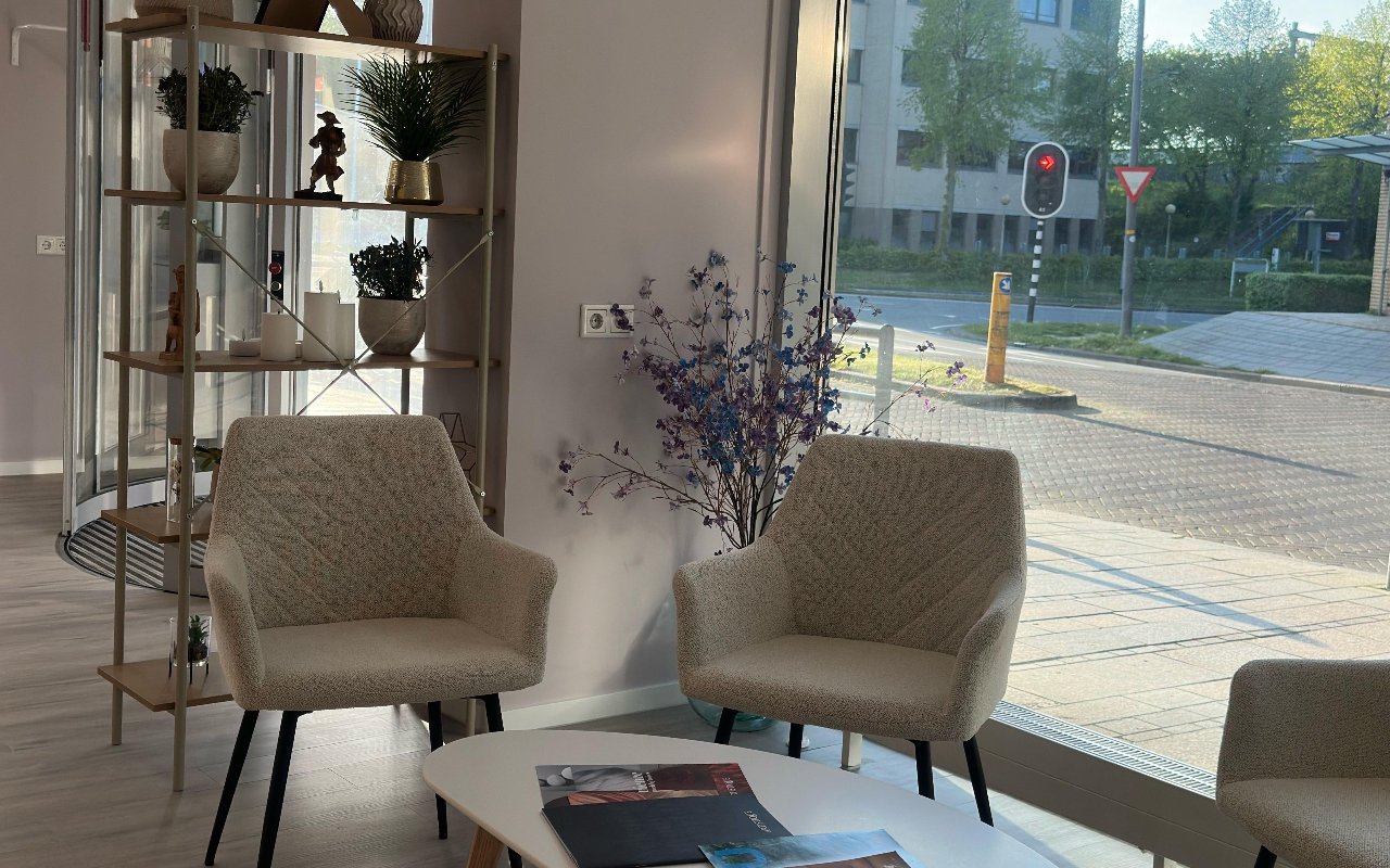 Twee fauteuils bij het raam