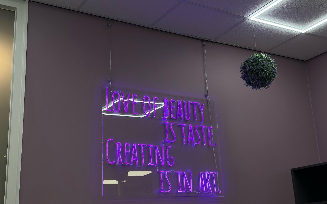 Het paarse neonbord in de salon