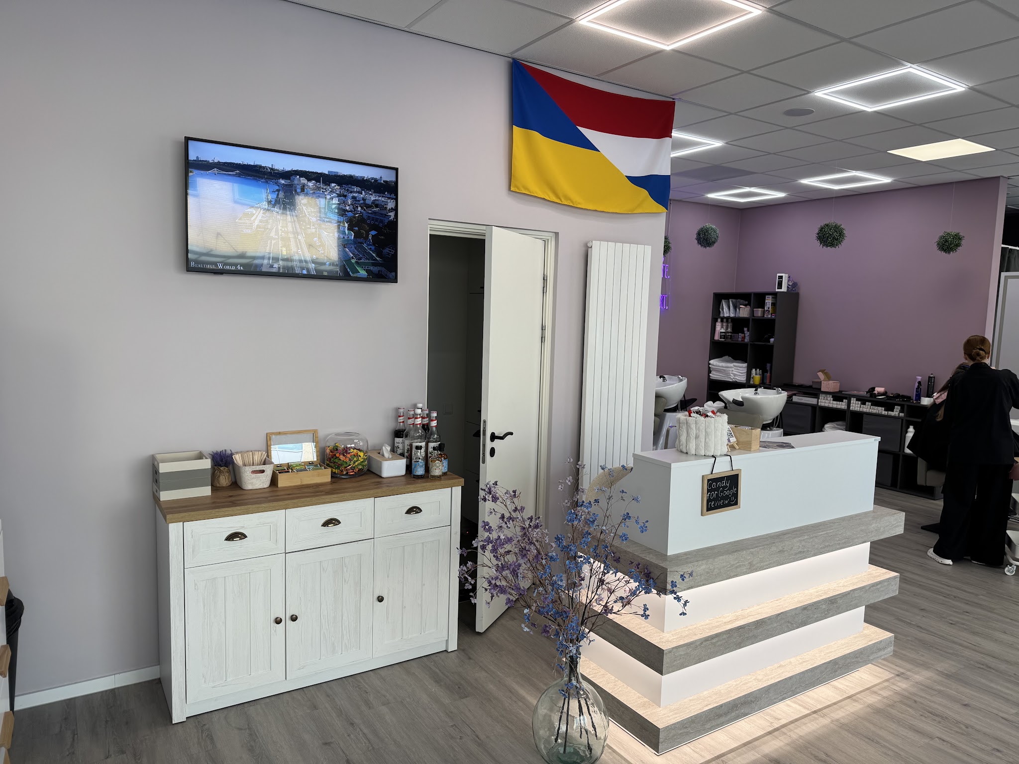 De receptie van Krasa Beauty Lounge met de Nederlandse en de Oekraïense vlag
