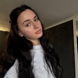 Anastasiia, wimpers en wenkbrauwen